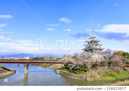 須間市屋城和西川河堤岸的櫻花盛開。 須間市屋城和西川河堤岸的櫻花盛開。 138815657