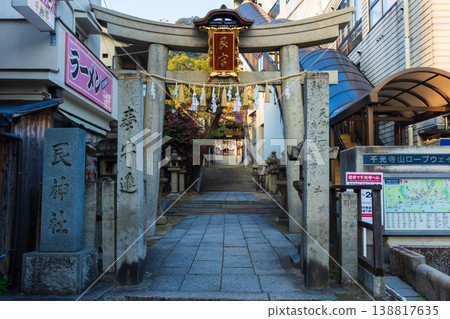 瀨戶內海的冬天,廣島縣尾道市:清晨的牛虎神社。 瀨戶內海的冬天,廣島縣尾道市:清晨的牛虎神社。 138817635
