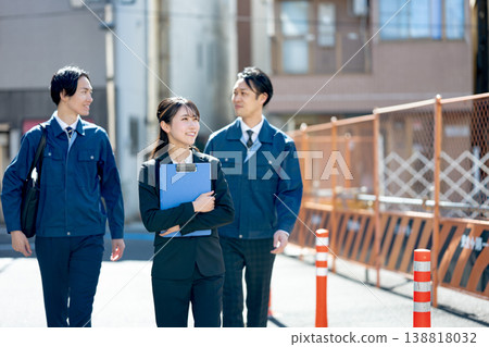 承包商正在檢查工地 承包商正在檢查工地 138818032