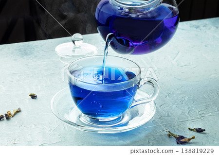 Blue tea, an infusion of butterfly pea flowers, poured into a cup 138819229