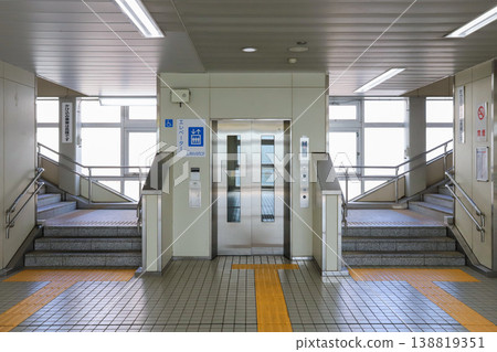 千葉單軌電車千葉公園站的電梯和樓梯。 138819351