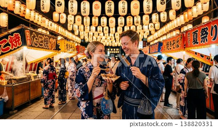 一對外國夫婦穿著浴衣，正在享受夏日祭典。 138820331