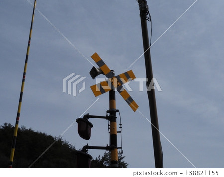 Tonbi stopping at a telephone pole 138821155