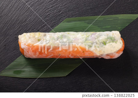 鮮蝦春捲（煙燻鮭魚和奶油乳酪） 138822025