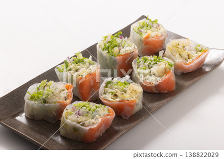 Fresh spring rolls (smoked salmon and cream cheese) 138822029
