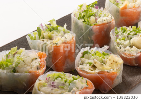 Fresh spring rolls (smoked salmon and cream cheese) 138822030