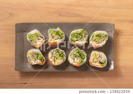 Fresh spring rolls (smoked salmon and cream cheese) 138822034