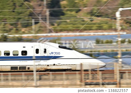 一列新幹線700系列車（JR西日本規格）疾駛而過。 138822557