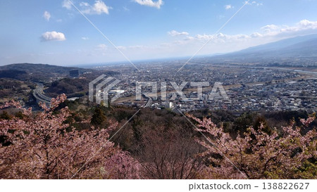 春意盎然，通往櫻花盛開街道的道路、成排的房屋以及周圍的山脈都披上了色彩。 138822627