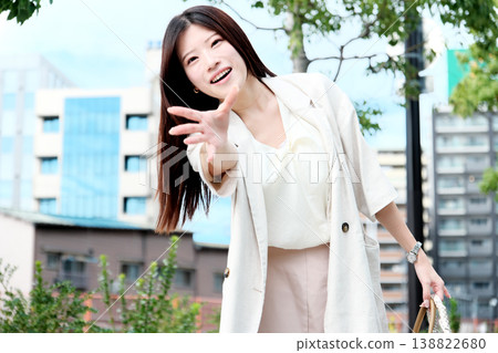 一位職業婦女在自然中伸展雙臂,感受自由,欣賞風景,象徵工作與生活的平衡與寧靜。 一位職業婦女在自然中伸展雙臂,感受自由,欣賞風景,象徵工作與生活的平衡與寧靜。 138822680