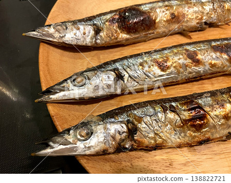 三條烤秋刀魚－秋季佳餚，盛於木盤之上 138822721