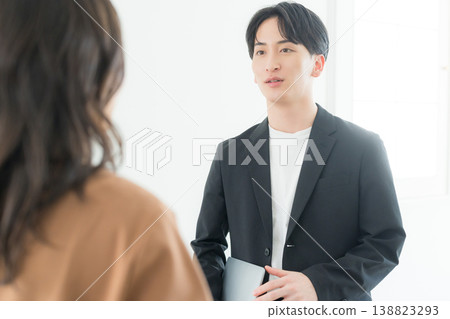 男性和女性辦公室職員在辦公室開會 男性和女性辦公室職員在辦公室開會 138823293