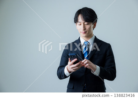 使用智能手機的商人 使用智能手機的商人 138823416