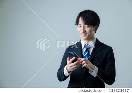 使用智能手機的商人 使用智能手機的商人 138823417