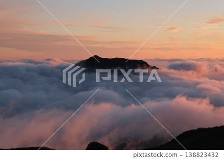 晨曦灑在天空和雲海之上,構成了一幅美麗的畫卷。 晨曦灑在天空和雲海之上,構成了一幅美麗的畫卷。 138823432