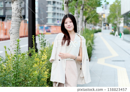 支持女性邁出新職業生涯的第一步,並看到那些轉行到能夠以自己的方式發光發熱的工作場所的女性臉上洋溢的笑容。 支持女性邁出新職業生涯的第一步,並看到那些轉行到能夠以自己的方式發光發熱的工作場所的女性臉上洋溢的笑容。 138823457