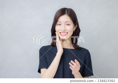 Beauty adviser 138823562