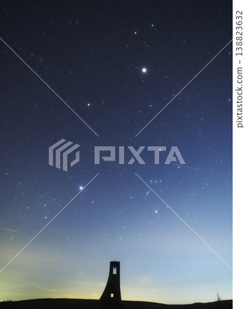 冬日的星座和木星在美麗的塔樓上方閃耀。 138823632