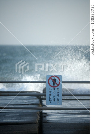 從鳥取縣弓濱半島看到的春季日本海洶湧波濤。 從鳥取縣弓濱半島看到的春季日本海洶湧波濤。 138823753