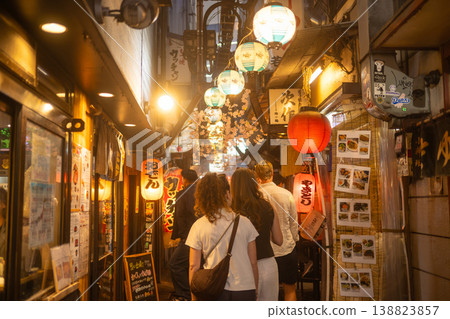 新宿的思い出橫丁,擠滿了來日本的外國遊客。 新宿的思い出橫丁,擠滿了來日本的外國遊客。 138823857