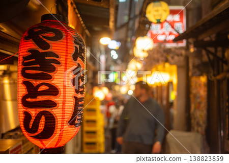 新宿的思い出橫丁,擠滿了來日本的外國遊客。 新宿的思い出橫丁,擠滿了來日本的外國遊客。 138823859