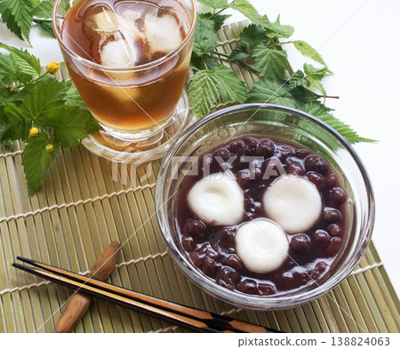 Chilled Shiratama Zenzai (sweet red bean soup with mochi balls) Chilled Shiratama Zenzai (sweet red bean soup with mochi balls) 138824063