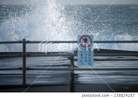 The rough waves of the Sea of Japan in spring, as seen from the Yumigahama Peninsula in Tottori Prefecture. 138824287