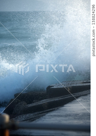 從鳥取縣弓濱半島看到的春季日本海洶湧波濤。 從鳥取縣弓濱半島看到的春季日本海洶湧波濤。 138824296