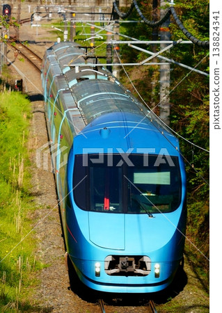 The blue Romancecar Limited Express Fujisan, which runs directly on the JR Gotemba Line. 138824341