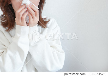 女人擤鼻涕，鼻炎，過敏 138824573