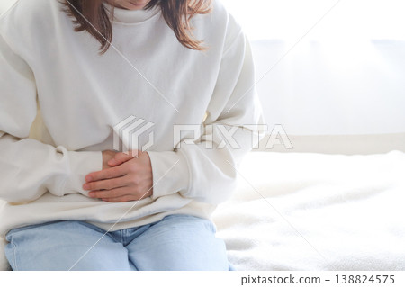 感覺腹痛的女性 138824575