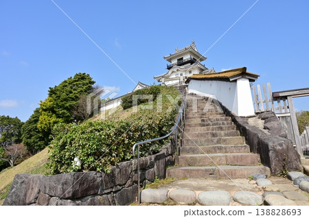 通往城堡和天守閣(掛川城)的小路 通往城堡和天守閣(掛川城)的小路 138828693