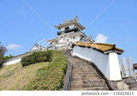 通往城堡的小路和通往天守閣的階梯（掛川城） 138828815