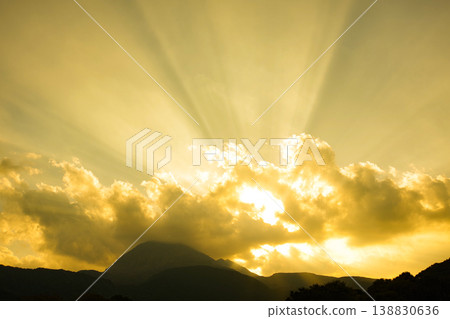 富根山和暮光射線 富根山和暮光射線 138830636
