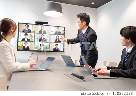 Hybrid meetings combining in-person and online formats Hybrid meetings combining in-person and online formats 138832158