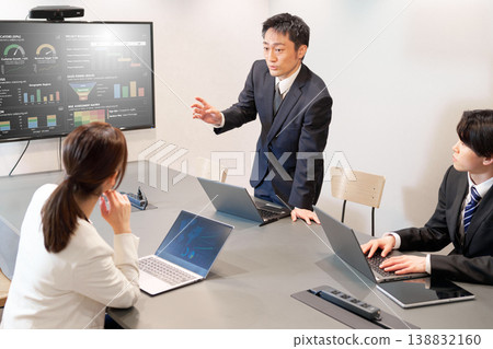 Business meeting to exchange opinions about work Business meeting to exchange opinions about work 138832160