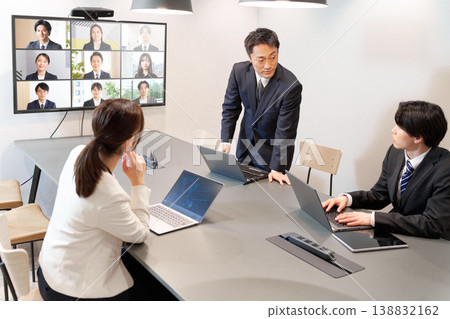 A business scene of a hybrid meeting conducted in consultation with subordinates. 138832162