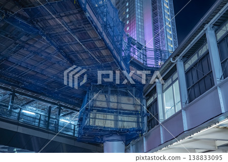 夜幕下的澀谷站:連接通道內可見建築工地和懸掛的鷹架。 夜幕下的澀谷站:連接通道內可見建築工地和懸掛的鷹架。 138833095
