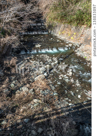 The Hakii River gorge and winter weir, Minobu Town, Yamanashi Prefecture: Riverbank scenery The Hakii River gorge and winter weir, Minobu Town, Yamanashi Prefecture: Riverbank scenery 138833897