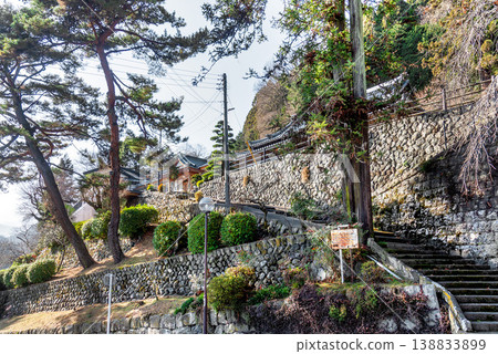 山梨縣身延町身延山上的「山坊」寺廟，其古老的石牆景觀 138833899