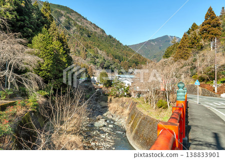 Winter scenery of the Minobu River, view from Taihei Bridge in Minobu Town, Yamanashi Prefecture Winter scenery of the Minobu River, view from Taihei Bridge in Minobu Town, Yamanashi Prefecture 138833901
