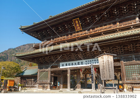 The main gate of Kuonji Temple on Mount Minobu, Minobu Town, Yamanashi Prefecture, is one of Japan's three great gates. The main gate of Kuonji Temple on Mount Minobu, Minobu Town, Yamanashi Prefecture, is one of Japan's three great gates. 138833902