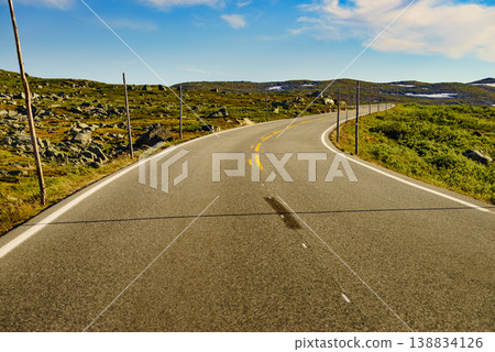 Road crossing Hardangervidda plateau, Norway Road crossing Hardangervidda plateau, Norway 138834126