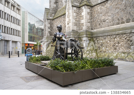Molly Malone statue in Dublin, Ireland Molly Malone statue in Dublin, Ireland 138834665