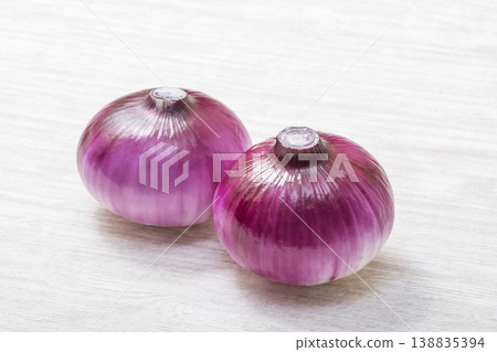 Purple onion, red onion, healthy vegetable, salad ingredient, leafy and stem vegetables 138835394