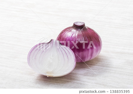 切片紅洋蔥，健康蔬菜，沙拉配料。 138835395
