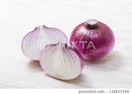 切片紅洋蔥，健康蔬菜，沙拉配料。 138835399