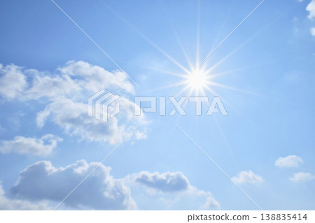 藍天白雲，陽光直射，自由空間影像（修復照片） 138835414