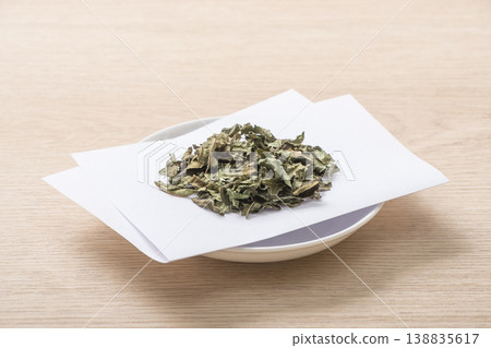 桑葉茶、花草茶、養生茶、茶葉盛於盤中 桑葉茶、花草茶、養生茶、茶葉盛於盤中 138835617