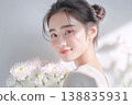 鮮花和美麗的肌膚女人 138835931